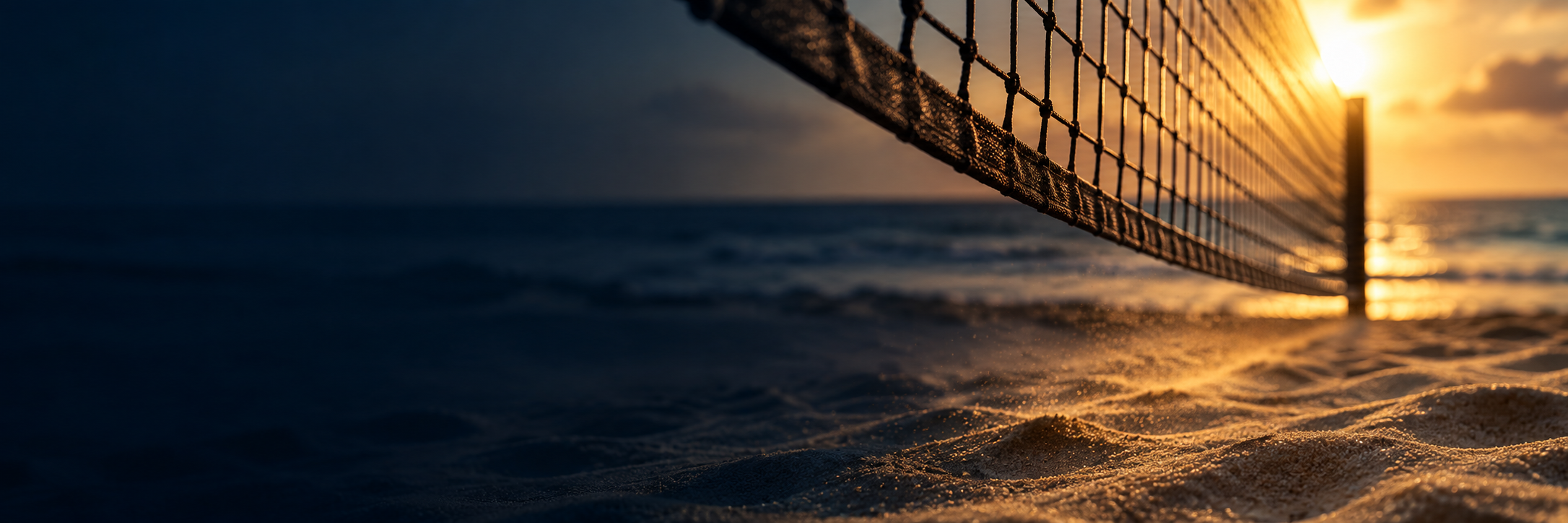 Sol sobre a rede de beach tennis ao entardecer